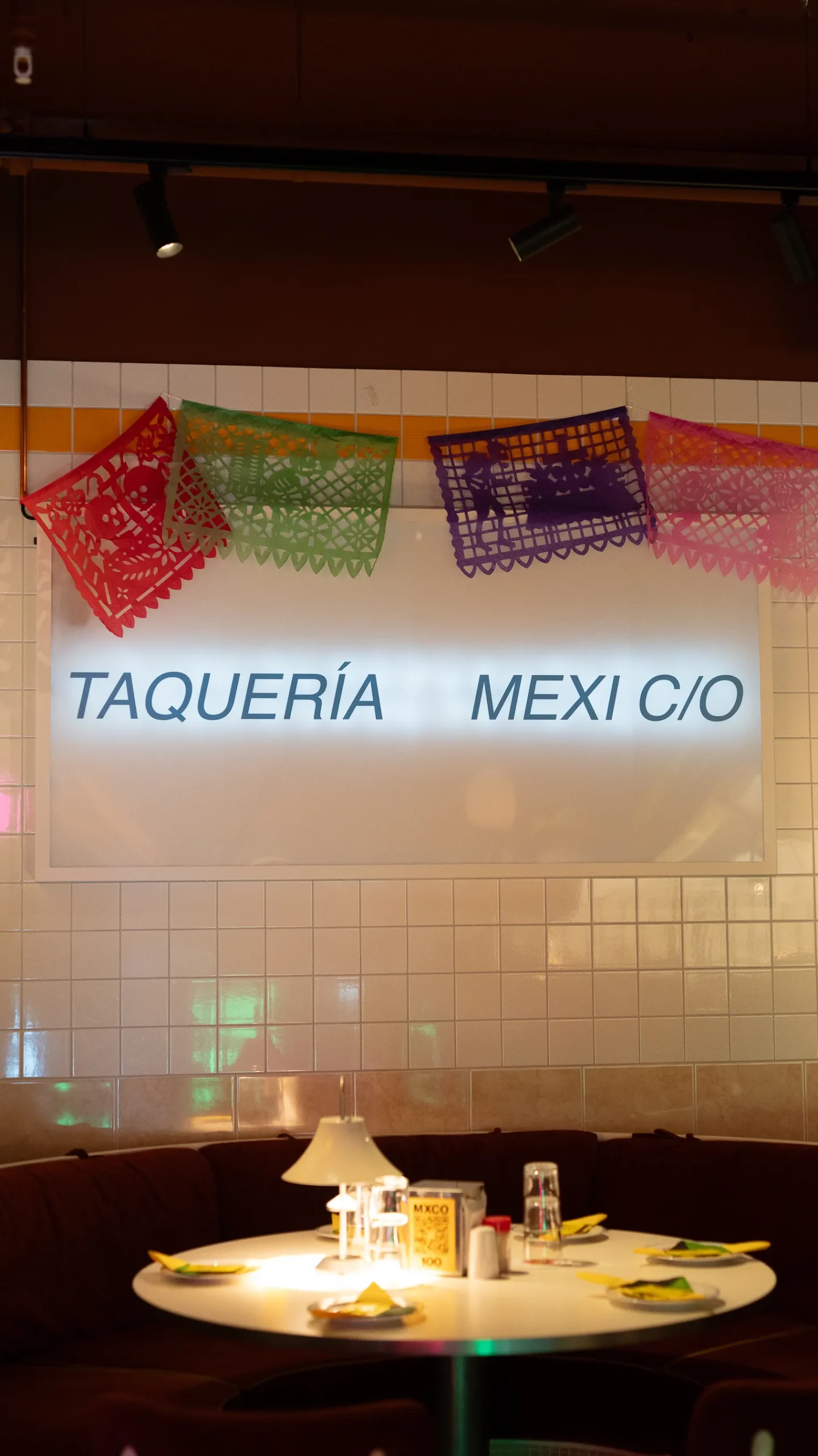 Ett dukat bord på restaurang MXCO i Stockholm